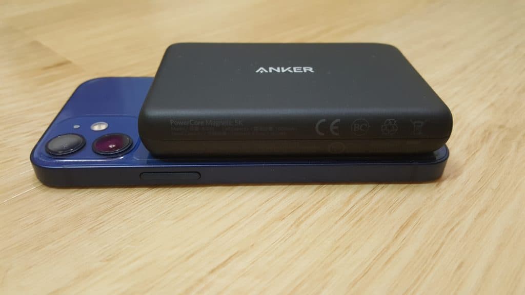 Anker PowerCore Magnetic 5K Montiert