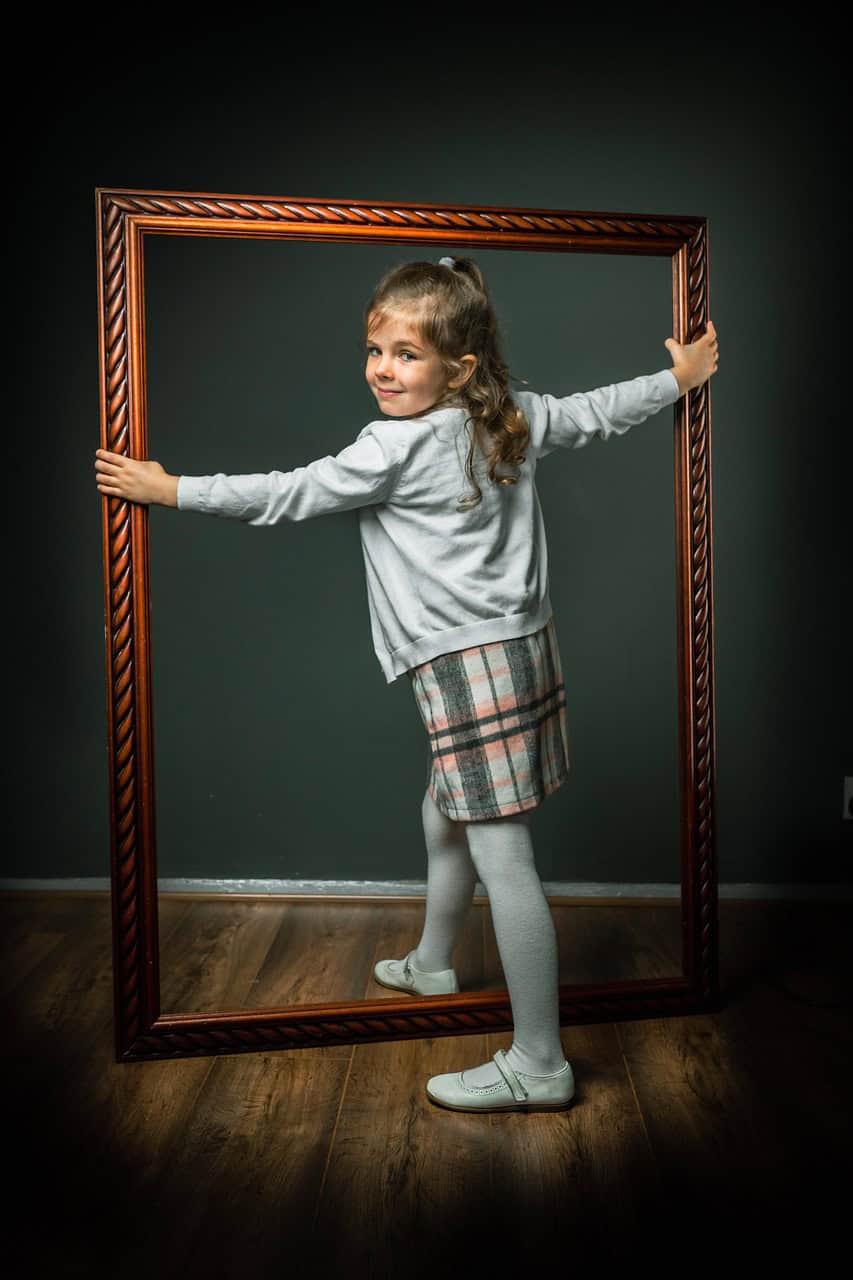 Quelle: https://pixabay.com/photos/girl-kid-picture-frame-frame-child-6538299/